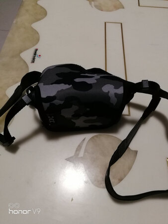 相机?包刚刚好，a6000标准套装，价格小贵，有点难闻气味，希望能耐用！
