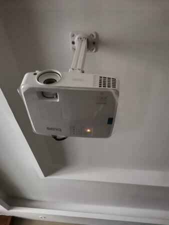 外形外观：常规外观
投影亮度：可调整，色泽明亮，室内使用足够，太阳光大还是有影响的
投影色彩：有几个模式，灵活性强?
操作难易：操作简易
其他特色：高分辨率，相信品牌质量