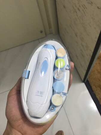这款电动磨甲器太好用了,简直是神器,前三个头可以给孩子用磨指甲用,后三个头大人也可以用，简单易操作,碰到肉就会自动停,安全有效。子初的这款电动磨甲器还可以二档变速，杜绝对宝宝指甲的伤害，宝宝在睡觉的时候就可以悄无声息的给他磨好指甲了。再说物流也很赞，在京东买东西永远是最正确的选择，快速有效，京东已经是我购物的首选了！