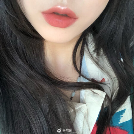 小众奶茶色哑光唇釉，秋冬天得来一支不
完美日记小金钻反重力唇釉的这个色系还是比较极端的，要么就是适合超酷的女孩，要么就是超温柔的女孩。色调太适合现在这样凉凉的秋天，属于比较低调的颜色。唇色偏红的妹妹们涂起来应该会更好看！总之，大众色用多了不如来点新鲜的尝试一下！