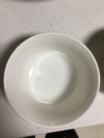 用了一段时间了，碗质感很好，表面光滑细腻，碗碟大小合适一家三口用，汤碗大小很合适，盛汤，吃面刚刚好。