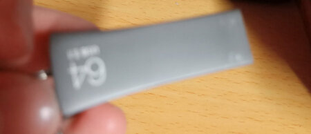 外观材质：真出乎我的意料，太小了，而且还很轻，方便携带，没想到送了一盒壁，挺好的，第一次买不光是因为同学介绍的，而且这个牌子还挺好的，很多人关注，价格虽然
有一点贵，但是我相信一分价钱一分货，我相信这个商品