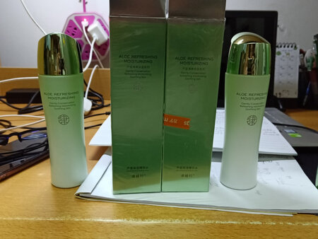 左边是这里买的，右边是之前在万宁买的，一模一样，用起来感觉差不多，应该是正品( •?_• ?)用完感觉不错的话会回购o(一︿一+)o这个月吃土(?_?)