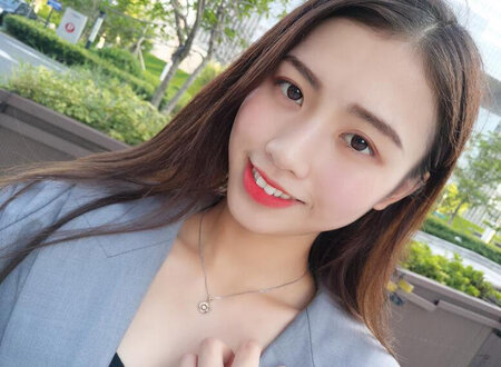 女朋友生日到了，这种时候当然是要记得准确的日子，并且给一个惊喜，不然这日子过不去。买之前看图片就觉得，项链的设计感很好，做工也很细致，而且跳动的心这个名字很好，那个会动的钻也不错，就觉得女朋友会喜欢。项链收到后，质量确实好且做工精致，色泽明亮有质感，还配了珠宝鉴定证书，很放心。包装是玫瑰花音乐盒，很浪漫很精美很满意，可以直接送礼。贺卡和刻字服务也很贴心。看了这家店的其他产品和评价，很喜欢这家店。
银白的跳动的心的评价。