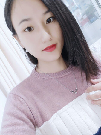 一鹿（路）有你项链收到啦，包装很精美，特别适合送人，寓意也特别好！项链是纯银的，戴着不过敏不褪色，鹿角上还镶嵌着钻，很闪。肉眼和手机摄像头都能看到里面雕刻的字，100种我爱你，太美好了，非常喜欢！