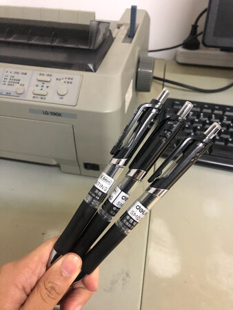 做工质感：高级的感觉
顺滑程度：超级顺滑，书写起来很舒服
字迹粗细：适中
其他特色：办公用品必备单品之一，试了很多款的办公用笔，这款全票通过，公认的好用，又实惠，这款最好就是不怕笔盖不见了，好收纳，会继续回购，继续支持