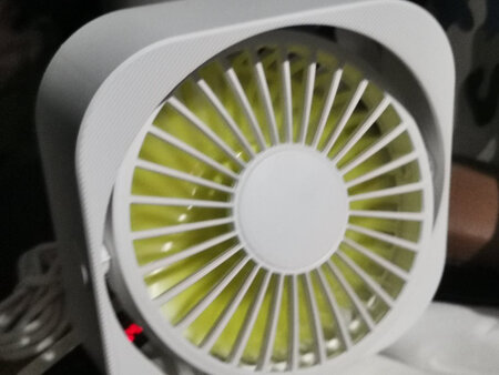 外观设计：新意
档位风速：三档调速，满足不同温度的需求
操作方式：那个灯光颜色来区分档位，十个非常好的想法
静音效果：声音还是有点大，只要不是那种特别喜欢安静的人，都能接受！
耗电情况：开一天一夜只用我三万毫安充电宝的百分之二十几的电！
其他特色：白色的看着就让人喜欢