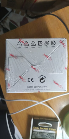成像效果：在索尼apsc等效85的人像头。适马三剑客名不虚传，锐度非常高，画质很好，光圈全开完全可用。但是畸变稍微有一点点严重。拍摄的时候还是尽量要避开横线，或者后期使用软件调整一下。矫正过后还可以。
反应速度：对焦准确稳定，对焦速度完全可以接受，和原厂头差距不大。
防抖效果：这个镜头不带防抖，是个缺点。印象中佳能的85 1.4l是带防抖的。尽量选择合适的快门速度使用吧，还好大光圈，可以提高进光量。安全快门速度基本不会糊片。如果是拍视频的话还是上稳定器吧
做工质量：做工出色，日本产的。比索尼镜头好太多，至少不用抽奖
产品性能：性能对于apsc来说已经足够优秀了，而且价格真的很便宜。推荐入手
