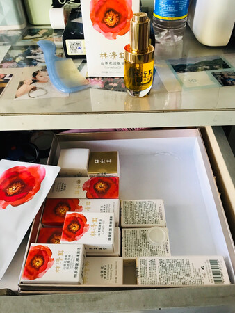 搞活动买的，赠品挺多，用着还不错已经是第二瓶了，喜欢！