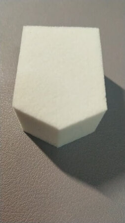 外形外观：五角形，脸部各个部位都可以照顾到。
使用触感：海绵柔软细腻，上脸挺舒服的。
厚薄程度：厚薄适中，可以的。
产品质感：植村秀的东西，质感都不错的啊。上粉底液很好用，有点吸粉，不过是可以接受的程度。