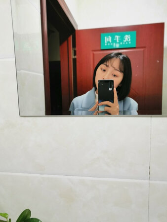 单位的洗手间一直没有镜子，女同事都觉得特别不方便，于是买了这个，镜子很清晰，而且很好安装直接粘上就行了。
已经用了很久了才来评价的，确实很牢固，女同事有时候补个妆整理整理头发什么的，确实比以前方便多了。唯一的美中不足就是我挑的这个尺寸小了点，没事，下次买就有经验了，先**尺量量墙面再下单。