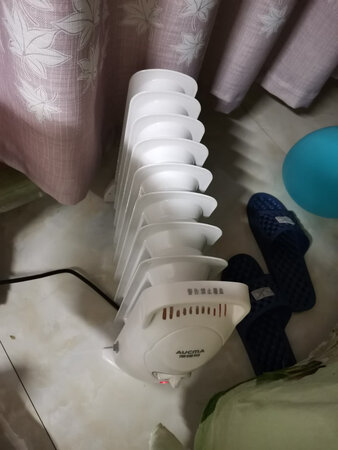 从外观上讲，精致小巧，很可爱的感觉，给孩子买的，很适和；从效果上讲，把开关调到中间，大约500瓦的样子，发热就很好了，而且发热很快，省时省电；从能耗上讲，最大1000瓦，很适合卧室小空间使用，而且发热柔和，很舒服的感觉；从体感上讲，冬天普遍干燥，开开这个，打上一条湿毛巾，很棒的感觉。