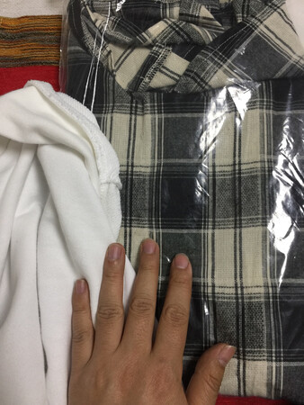 是淡黄色的格子