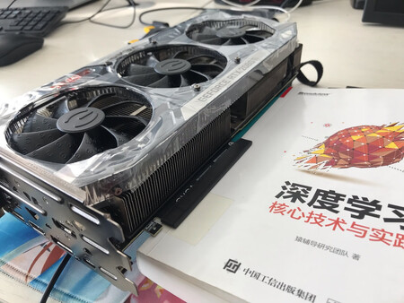 包装保护：包装结实完好，看起来没有拆过，金手指部位有胶套能很好的保护不与周围海绵摩擦，第一次揭下发觉有插过的痕迹，可能是厂家出厂测试，比较负责。
游戏效果：不玩游戏，买显卡做深度学习用。
评分检测：还没有测就花了呐，基本不用鲁大师及一众杀毒软件，插卡主板亮，但VGA故障检测灯亮，显示无输出，用的华硕M11H的板子，虽然装过几次机，但确是头一回用这么贵的来自大洋彼岸显卡发家的EVGA消费级旗舰卡，不装驱动不输出的脾气也是头听闻，活久见。难道体系庞大没有规矩运作不起来。官网驱动装了，有输出了一段时间，主板白色VGA故障检测灯也偶尔灭过几次，我猜是卡太调皮，板也就张一只眼闭一只眼，着眼大局还是凑合着走，啥还没有个磨合阶段。别人都说恋爱中如果只靠一个人努力，长久不了。果然她撂挑子不干，花屏了。哈哈，缘分呐。我突然想起了B站装机猿的单口相声
散热性能：散热性能好，一个风扇转，可能是没玩三A大作，温度显示35～62不等，由官网炫酷的控制软件手动调节风扇负载极容易，动动手指就感受到起飞力量。从EVGA850W G3电源静音液压风扇种草买的这个卡。
外形外观：红绿蓝三色灯还行
其他特色：不亮 故障 花屏 不换