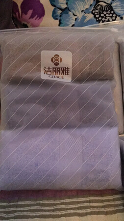 这次双十一活动，特意**买了一堆洁丽雅的毛巾回来，囤着慢慢用^_^这些毛巾都是纯棉的，摸起来很舒服，手感很好，吸水也很棒！好多毛巾折后价也就几块钱一条，比超市的划算太多太多了！
虽然是双十一活动期间，各大物流横飞的时候，但京东自营物流依然很给力，一两天就都收到了！