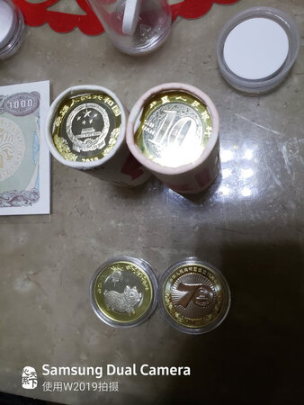 一起买了两卷，一卷****的，一卷猪年生肖纪念币，我儿子今年10月份出生的，留着给他做个纪念！价格挺实惠的，包装很好，发货更很快，最主要还是正品！