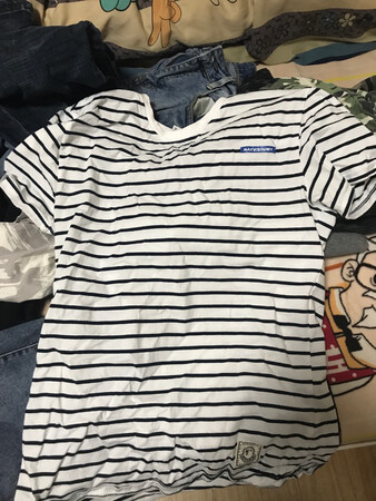 衣服还凑合吧，几十块钱的东西，穿着就好了