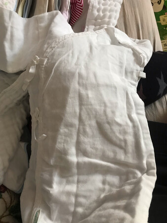 二宝的小衣服到了，看到小衣服还是很兴奋，小小的很可爱，全棉，软软的有四件两件短的，两件长的，没有异味，吸水性好，宝宝穿在身上肯定很舒服，快递小哥送货很快，每次都能送到家里，京东也是一直值得信赖的，很棒！