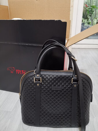 京东尊享达专送，送货小哥长的帅，服务有礼貌。朋友是卖奢侈品牌的，帮看一下说是正品！大小合适！