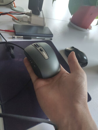 便携度：鼠标很小巧，比较便携
外观颜值：颜值高，我挺喜欢的。
舒适度：虽然鼠标很小，但舒适度还可以
其他特色：两个自定义按键不知道怎么设置。我在官网下载了驱动，在软件上设置了，但是没反应。奇怪