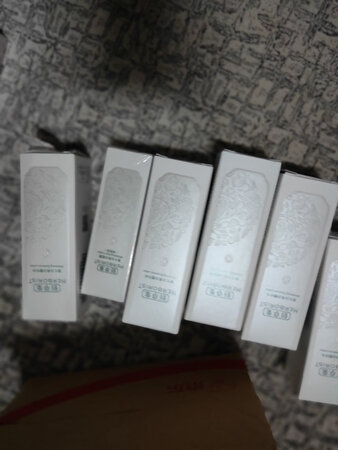 一直用佰草集补水保湿系列，这次体验一下美白提亮系列！还没用。活动买的 很划算，期待效果，之前一直都是在专柜买的，第一次尝试在京东自营买！