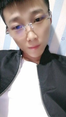 长时间玩电脑和手机 想着买个蓝光眼镜 眼镜带起来很舒适 一点不刺眼  也不会那么容易视疲劳 刚拿到快递就拆开了 带着看手机电脑都很舒适  非常喜欢  眼镜盒设计的也很完美  客服也特别的好 非常愉快的一次购物 很满意 必须好评