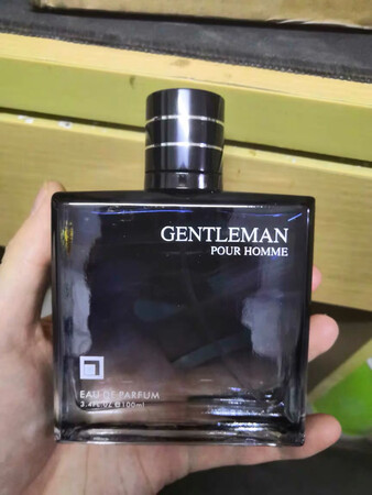 很好的香水，气味很好闻，一直用和风雨的产品，很适合男士，下次有机会还回来购物的，快递速度也很快。