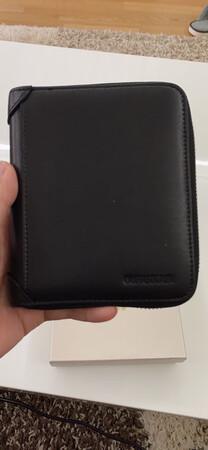包装：包装高档，这个价格这种包装非常棒。
外观颜值：手感和品质很棒，这个价格这种质量，物超所值。
材质手感：材质高档，虽不是纯皮的，但质感很好
容量空间：最看重容量，40卡位足够用，所有卡都能放下，大小适中，携带方便。不过不打算带着，准备放家里存卡用，外出卡包还是要再小一点。