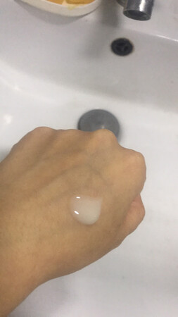 240ml比想象要小，估计也用不了多久，毕竟每次也要用一大坨。
使用感受，比较一般，甚至可以说，不咋地，有点油腻，油乎乎的在脸上。它挤出来是，很粘稠那种。店家咋形容？果冻？不像不像。像豆腐脑或者鸡蛋糕？
香味，也不咋喜欢。有点皂角的味儿的感觉？
这洗面奶风很大，好不好用还得自己实践。卸妆方面现在没感觉。洗脸的效果还可以。
