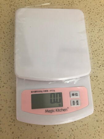 【物流很快】下单不久就到了，正好周末用来做蛋糕，很赞。
【产品质量】托盘上有一层保护膜，保护得很好，现在还没有撕下来省的有刮痕，也不影响使用。精确到0.1g厨房用足够了，试了2kg以内都非常精确，再高的还没试过。
【卖家服务】客服态度很好，让人购物的同时心情愉悦，点个赞！