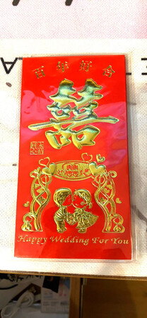 特别喜气的颜色。因为要给朋友随份子，本来没有打算包红包。闲着无聊就上京东看看，结果一眼就相中的这个，看了一下时间刚刚好明天可以到正好参加朋友的婚礼用。真是一份精致的祝福。产品质量特别好，价格和和其他家对比了一下，便宜很多。虽然只用一个有点浪费，但是可以过年用。