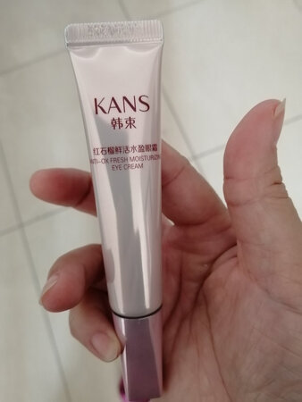 原来买套装的时候就在墨菊和红石榴中犹豫买哪款，因为喜欢墨菊的乳液，就买了墨菊的，现在看到这款红石榴的眼霜就心动了。?小小的一瓶，看着还不错，很精致的样子，轻轻挤了一下，就出来了好多，觉得口有点大了，再挤的时候要小心点。在眼周轻轻抹开，凉凉的，很水润，很快就吸收了，感觉还是很舒服的。经常使用韩束的产品，质量还是有保障的。