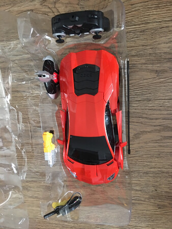 还是选了这个牌子不错的，塑料没有很重的廉价感，打开并没有什么气味，这个很好。操作极其简单，就上下左右，还可以变形，变上半身的啊，没电视那么神奇。感觉小学生对它的热爱估计不会持续太久。