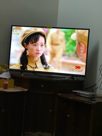 第一次在京东上买家电，地址只写到镇上，后面物流给我打电话说可以说到村里，很满意的一次网购，安装好后通电看画质很清晰