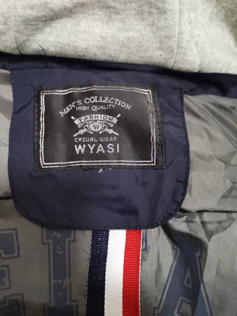 衣服无尺码标，本来是换货！又把原来的寄回来了只是尺码标没了！商家有问题