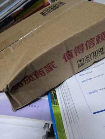 整整三天快递才到，本来应该是昨天到的，双十一嘛，可以理解的，但是我看到我的快递包裹我却怎么也开心不起来，所以我给了除配送员服务五星外其他的都四星！我还没有用，用了我会再评论的