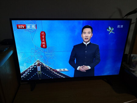 听说是TCL代工的，就是个便宜，也不知道A. C. X有啥区别，看着还行，刚开始看的时候后壳电路板有股味道，买的延保报平安！