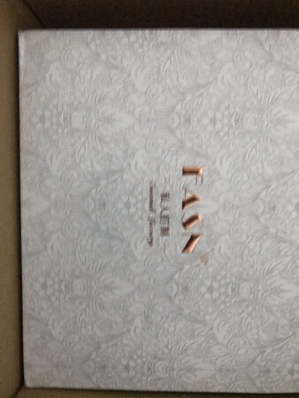 这镜子小巧可爱，买了送给老婆的生日礼物，挺好的