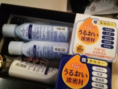 很快送来，以前一直用这个牌子，感觉爽，喜欢，谢谢商家，京东值得信赖。
产品质感：好
适合肤质：好
产品香味：好
使用效果：好
补水效果：好
其他特色：好