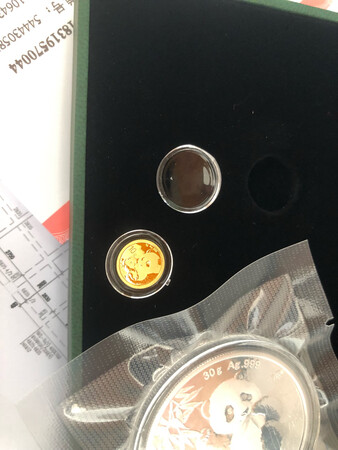 很精致的纪念币，很喜欢，虽说只有1克，但是很喜欢。