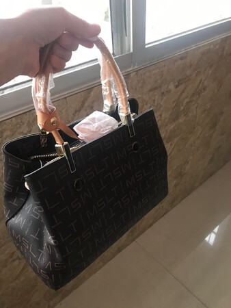 外观颜值：颜色看上去还挺好的。颜色比较百搭。
材质手感：摸上去不是特别软。就是太重了。
容量空间：这种包应该比较能装。
做工细节：细节处理也还行。
适用场合：我觉得很多种场合都比较适合。
其他特色：特色就是太重了。我估计我会退。