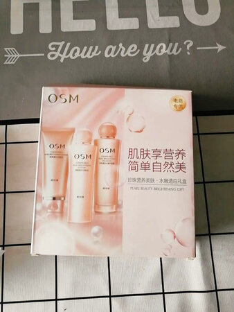 欧诗漫的三角套，爽肤水，洁面，还有乳液，欧诗漫主打是珍珠制品，美白的哦，第一次用，不知道好不好用，价格很便宜，因为赶上活动了，特别咱，包装比较精致，看起来上档次，味道是淡淡的，个人比较喜欢淡淡的清香，快递普通快递，三天到，包装什么的都没用损坏，很好。