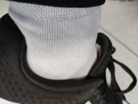 差不多吧，穿到脚上的，可以穿，一般厚