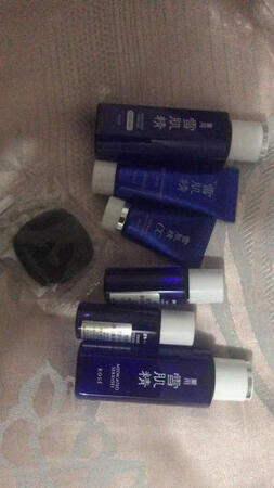 双十一活动入的套装，满减很给力，这款蓝色宣言经典水乳保湿套装包装很好，还送了很多小样，买的化妆水和乳液都是很大一瓶，可以用很久了。用了之后脸上清清凉凉的，比较适合我的油性皮肤，有一点点酒精味，敏感肌肤就不推荐使用了，美白效果不错，好评。
