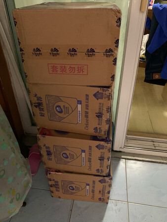 双十一囤纸，一下买了四箱，想着双十一期间估计送货会猴年马月，维达使用多年的老品牌，无论价格高低、始终无法放弃，并且坚持非自营不买，看到京东搞活动，毫不犹豫、果断下单，一贯信赖京东，无论商品质量还是送货速度，惊喜不断，四天后到货，比预计超时一天，不过适逢全民买买买的欢腾时刻，可以理解，京东快递小哥一如既往高素质，必须赞！