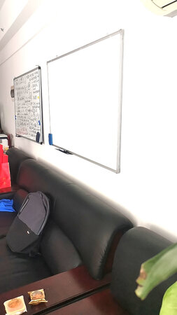 尺寸大小：大小合适，挂在墙上不大不小，看起来正好，不占地方，感觉非常好。
擦拭效果：黑板擦拭的效果很棒，很容易查血，擦完也很干净，一点不留痕迹。
产品包装：包装完好，用的是顺丰快递，很快就送到了，没有被压碎，虽然包装起来很大，但是一点儿也没有被磕碰。
外形外观：外观大小正正好好，放在墙上不占地方，看起来很白。
书写效果：书写起来非常顺滑，感觉很好，赠送的白板笔写在上面效果非常棒
稳定效果：稳定性也很好，已经买了两个了，第1个买完感觉用起来很好用，所以又买了第2个。