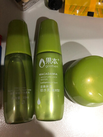 很好，很适合外出携带，挺方便的，我一直用这个牌子，很补水，好用，以后还会回购的