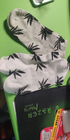 袜子很帅，和鞋搭配起来很好看，价格也很实惠