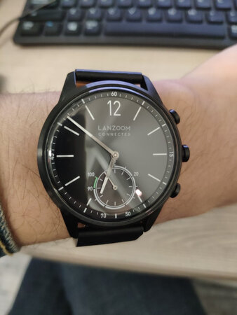 收到手表后，包装有质感，佩戴也舒适，手机下载App后，根据提示很容易就连接上手表了，手表会自动调整好时间，需要设置什么的，可以通过App进行调整，总体体验感好，好评。