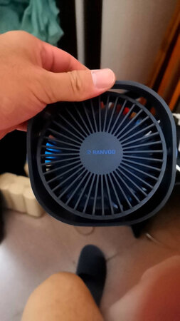 外观设计：外观设计还行
档位风速：风速有三档
操作方式：操作简单
静音效果：挡数越高，声音越响，低挡树声音还能接受
耗电情况：是连线，插电式
其他特色：小巧，风速大